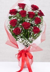 11 kırmızı gülden buket çiçeği  Niğde çiçek siparişi vermek 