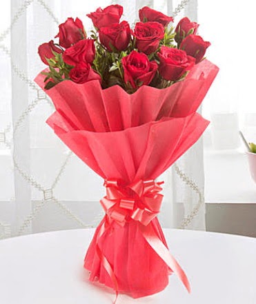 12 adet kırmızı gülden modern buket  Niğde yurtiçi ve yurtdışı çiçek siparişi 