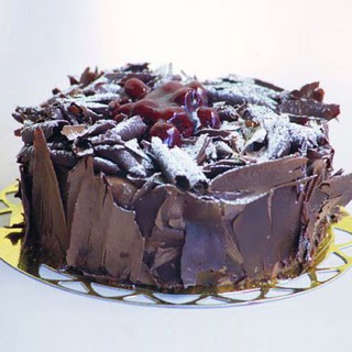 pasta yolla 4 ile 6 kisilik visneli çikolatali yas pasta  Niğde çiçek satışı 
