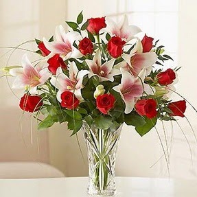  Niğde 14 şubat sevgililer günü çiçek  12 adet kırmızı gül 1 dal kazablanka çiçeği