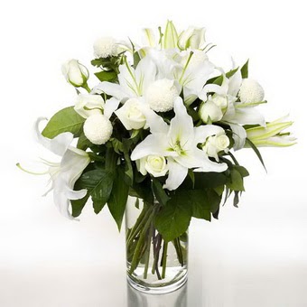  Niğde güvenli kaliteli hızlı çiçek  1 dal cazablanca 7 adet beyaz gül vazosu